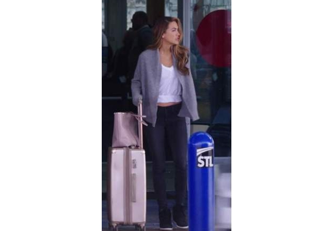 Chrishell Stause; Selling Sunset; Chrishell's Black Skinny Jeans; Chrishell at the airport; Frame Le Skinny de Jeanne Jeans; Black Skinny Jeans